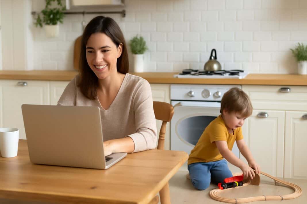 Multitasking mit Herz: Mama meistert Homeoffice und Kinderzeit am Küchentisch